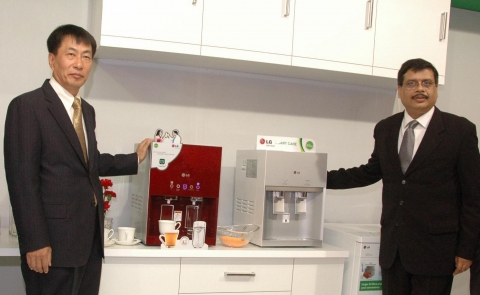 LG전자가 인도시장에 정수기 신제품을 출시하며 헬스케어 사업 해외시장 진출을 본격화했다. 사진은 12일 인도 델리에서 열린 정수기 출시행사에서 LG전자 서남아지역대표 권순황 전무가 신제품을 소개하고 있다.