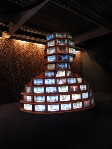 삼성전자가 12일(현지시간) 이태리에서 세계 최대의 디자인 전시행사인 '제50회 밀라노 가구박람회'에 참가해「Lead me to your door!」주제로 특별전시회를 개최했다. 특별전시회의 작품(흉상) 사진