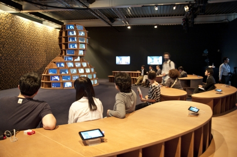 삼성전자가 12일(현지시간) 이태리에서 세계 최대의 디자인 전시행사인 '제50회 밀라노 가구박람회'에 참가해「Lead me to your door!」주제로 특별전시회를 개최했다. 관람객들이 특별전시회의 작품을 감상하고 있는 사진