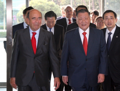 정몽구 현대차그룹 회장(사진 오른쪽)과 에밀리오 보틴(Emilio Botin) 산탄데르(Banco Santander) 회장(사진 왼쪽)이 현대자동차그룹 양재사옥에 들어오고 있는 모습.