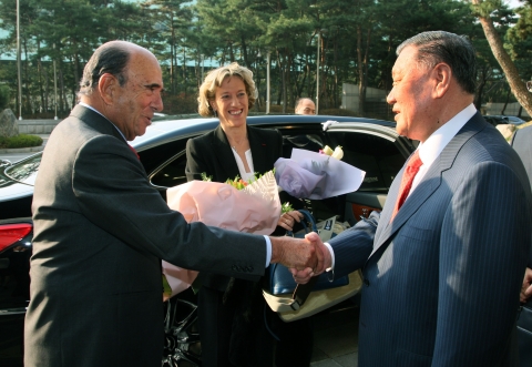 정몽구 현대차그룹 회장(사진 오른쪽)과 에밀리오 보틴(Emilio Botin) 산탄데르(Banco Santander) 회장(사진 왼쪽)이 악수하고 있는 모습