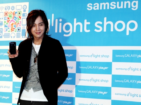 IT•모바일 전문 매장 '삼성 딜라이트샵(d'light shop)' 오픈 기념으로 12일 삼성전자 갤럭시 플레이어 모델 장근석의 팬사인회가 열렸다.