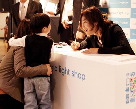 IT•모바일 전문 매장 '삼성 딜라이트샵(d'light shop)' 오픈 기념으로 12일 삼성전자 갤럭시 플레이어 모델 장근석의 팬사인회가 열렸다.