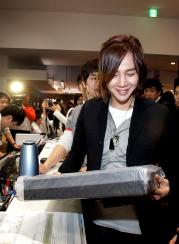 IT•모바일 전문 매장 '삼성 딜라이트샵(d'light shop)' 오픈 기념으로 12일 팬사인회를 가진 갤럭시 플레이어 모델 장근석이 딜라이트샵에서삼성 노트북 시리즈9을 구매했다.