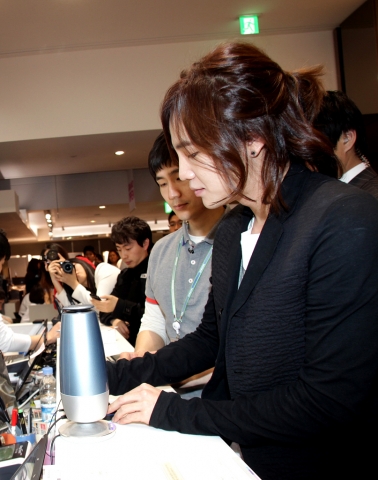 IT•모바일 전문 매장 '삼성 딜라이트샵(d'light shop)' 오픈 기념으로 12일 배우 장근석이 자신이 전속 모델로 활동 중인 갤럭시 플레이어 등의 자선경매에 나섰다. 이날 경매 수익금은 전액 사회 기부될 예정이다