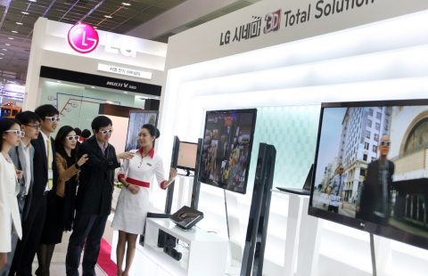 LG전자 &#039;2011 코리아 나라장터 엑스포&#039; 행사 도우미가 관람객에게 3D TV를 소개하고 있다