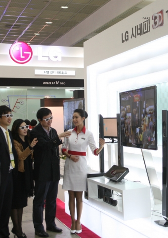 LG전자 &#039;2011 코리아 나라장터 엑스포&#039; 행사 도우미가 관람객에게 3D TV를 소개하고 있다