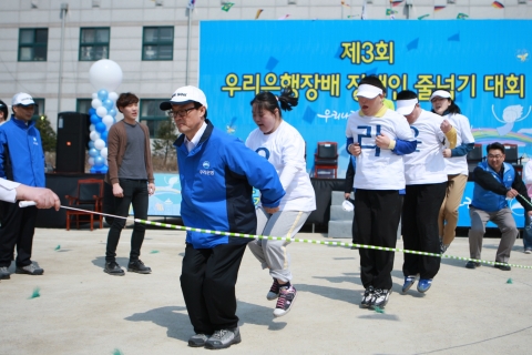 ‘제3회 우리은행장배 장애인 줄넘기 대회’에서 이순우 우리은행장이 장애인들과 한팀이 되어 단체줄넘기를 하고 있다.