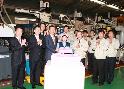 하춘수 은행장이 태광공업 근로자에게 찰보리빵을 전달하고 있다