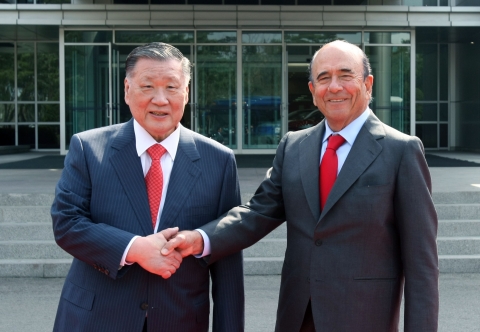 정몽구 현대차그룹 회장과 유럽 최대은행 ‘산탄데르(Banco Santander)’의 에밀리오 보틴(Emilio Botin) 회장은 13일 양재사옥에서 현대자동차그룹의 유럽과 남미지역 자동차금융시장 진출 방안에 대해 논의하고, 경기도 화성시에 위치한 현대기아차 남양연구소를 방문했다.