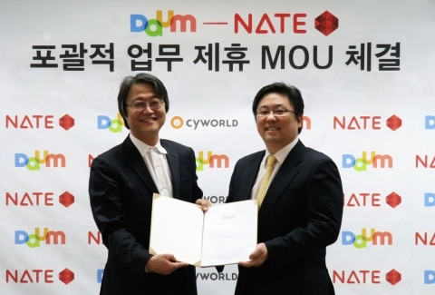 다음과 네이트가 손을 잡았다. 13일 서울 서대문구 SK컴즈 사옥에서 이 회사 주형철 대표(사진 왼쪽)와 다음 최세훈 대표가 포괄적 업무제휴에 대한 양해각서를 체결했다. 이번 협약을 통해 양사 대표는 포털 사용자의 편의성 향상은 물론 광고주들에게도 최고의 만족감을 줄 수 있을 것이라고 자신했다.