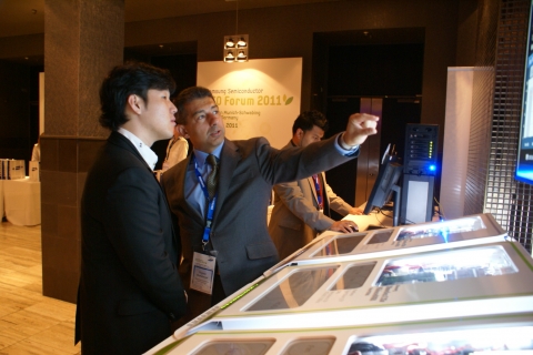 독일 뮌헨에서 개최된 '삼성 반도체 CIO 포럼'에서 삼성전자의 엔지니어가 참가자에게 전력소모가 획기적으로 감소하는 DDR3 D램 서버를 시연하고 있다.