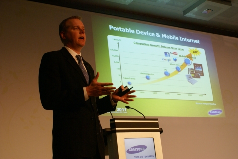 독일 뮌헨에서 개최된 '삼성 반도체 CIO 포럼'  에서 미주총괄(DS) 짐 엘리엇(Jim Elliott)  마케팅 담당 임원이 30나노 DDR3 반도체를 활용한 에너지 절감효과에 대해 설명하고 있다.