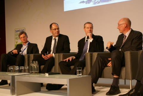 독일 뮌헨에서 개최된 '삼성 반도체 CIO 포럼'  에서 참석자들이 '차세대 IT산업의 상호 협력 방안' 에 대해 토론하고 있다. 좌측부터 Dr.Wolfgang Maier(IBM), Dr. S. Sigg(SAP), Jim Elliott(삼성전자), Dr.Wolfgang Maier(Intel)