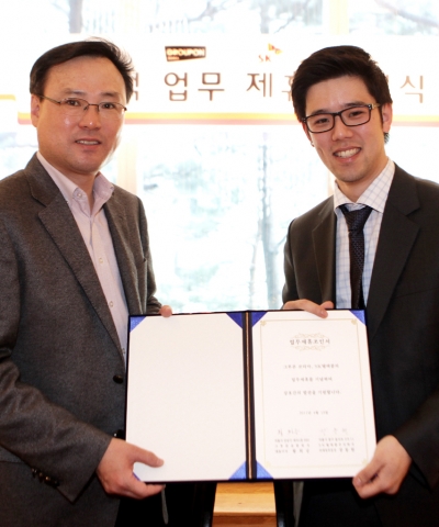 SK텔레콤 장동현 마케팅부문장(사진 왼쪽)과 그루폰코리아 황희승 대표 (사진 오른쪽)가 13일 SK 텔레콤 T타워에서 전략적 업무 제휴를 체결했다.