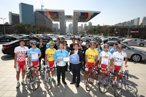 현대차는 14일(목)『2011 투르 드 코리아(Tour de Korea)』 국제사이클 대회를 공식 후원하며, 서울 송파구 올림픽공원 평화의 광장에서 대회 관계자들과 현대차 관계자 