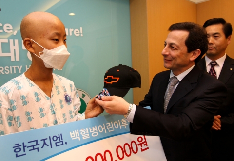 한국지엠 마이크 아카몬 사장이 14일, 인하대학교 병원을 방문해 백혈병으로 입원 치료를 받고 있는 성우 군을 격려하고 임직원 헌혈 캠페인을 통해 모은 헌혈 증서와 기부금 2천만원을 전달했다. 성우 군이 한국지엠 외국인 임원들이 선물한 닌텐도 DS 게임기를 받고 기뻐하며 웃음 짓고 있다.