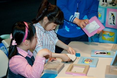 13일 어린이들이 부산아쿠아리움 ‘지점토 체험 프로그램’에서 해양생물 모형의 액자를 만들고 있다.