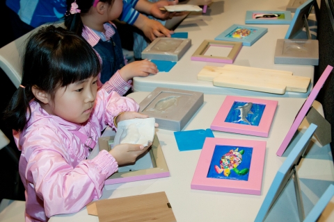 13일 어린이들이 부산아쿠아리움 ‘지점토 체험 프로그램’에서 해양생물 모형의 액자를 만들고 있다.