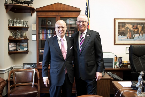 미국 방문 중인 한화그룹 김승연 회장이 미국 하원 하워드 맥키언 국방위원장을 그의 집무실에서 만나 기념사진을 촬영하고 있다.