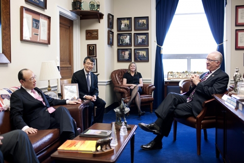 미국 방문 중인 한화그룹 김승연 회장이 미국 하원 하워드 맥키언 국방위원장을 그의 집무실에서 만나 환담하고 있다.