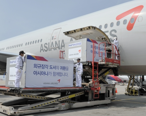 14일 인천공항에 도착한 아시아나항공 OZ502편에서 특수 컨테이너에 실린 외규장각 도서 1차 반환분이 내려지고 있다.