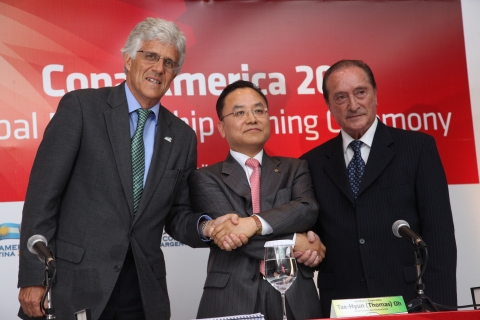 기아차가 오는 7월 1일부터 24일까지 아르헨티나에서 개최되는 남미축구선수권 대회인 ‘코파아메리카 2011’을 공식 후원한다. 기아차는 14일(현지시각) 아르헨티나 부에노스아이레스에서 오태현 해외영업본부장과 에우헤니오 피게레도 (Eugenio Figueredo) 남미축구연맹(CONMEBOL) 부회장 등 관계자들과 현지 기자단이 참석한 가운데 ‘코파아메리카 2011 공식 후원 조인식’을 가졌다. 사진은 기아차 오태현 해외영업본부장(사진 가운데)과 남미축구연맹(CONMEBOL) 에우헤니오 피게레도 (Eugenio Figueredo) 부회장(사진 오른쪽), 줄리우 마리즈 핀투(Julio  Mariz Pinto) Traffic社 사장(사진 왼쪽)이 조인서에 서명한 뒤 악수를 나누고 있는 모습.