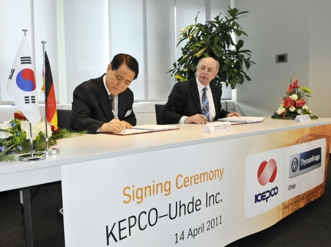 사진 왼쪽 김쌍수 한국전력 사장, 오른쪽 우데 회장인 