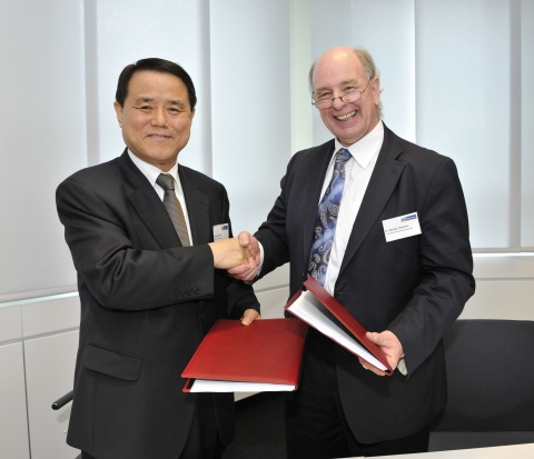 사진 왼쪽 김쌍수 한국전력 사장, 오른쪽 우데 회장인 