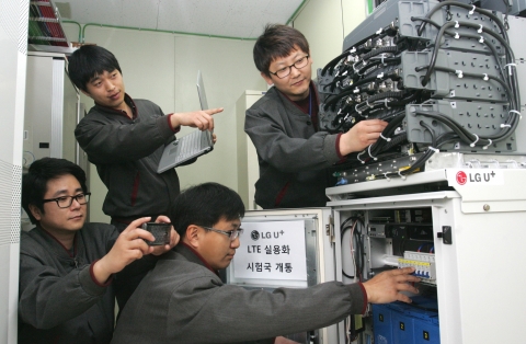 LG유플러스는 국내 최초로 800MHz 대역에서 초고속 4세대 LTE(Long Term Evolution) 시험 전파를 발사한다. 사진은 LG유플러스의 엔지니어들이 경기도 오산 4G LTE 기지국에서 LTE 시험 전파를 위한 작업을 하고 있는 모습.