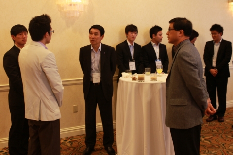 LG화학 대표이사 김반석 부회장과 최고인사책임자 육근열 부사장이  미국 뉴저지에서 개최한 해외 우수 인재 채용행사에서 참가자들과 환담을 나누고 있다.