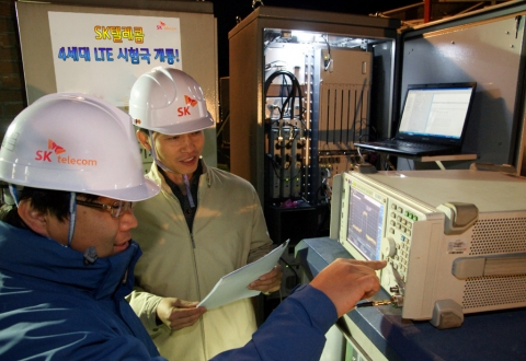 SK텔레콤이 4월 16일 국내 최초로 4세대 LTE용 시험국을 개통하고 전파 발사하며 상용화 준비에 박차를 가하고 있다. 사진은 SK텔레콤 Network 직원들이 LTE 장비를 시험을 하고 있는 장면.