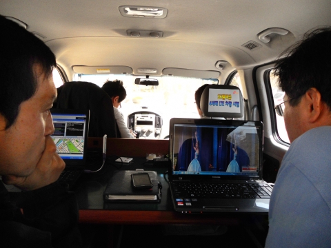 SK텔레콤 Network 직원들이 이동환경(자동차)에서 LTE 망을 시험하고 있는 장면.