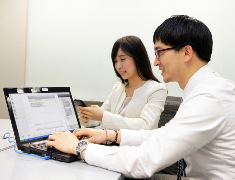 모바일과 PC에서 '네이트온 비즈'를 사용해 대화를 하는 모습.