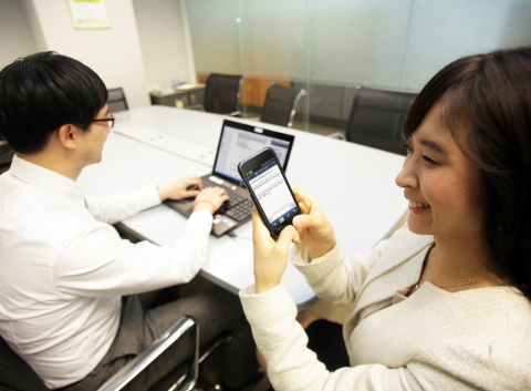 모바일과 PC에서 '네이트온 비즈'를 사용해 대화를 하는 모습.