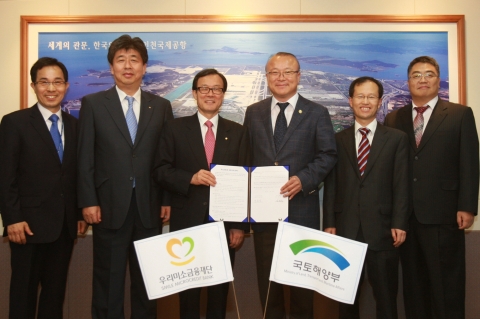 (좌로부터 정민영 우리미소금융 상임이사, 강원 우리은행 부행장, 이순우 우리은행장, 김희국 국토해양부 제2차관, 김한영 국토해양부 물류정책관, 박상열 국토해양부 물류산업과장)