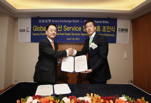 외환은행은 18일 롯데호텔에서 세계적인 부동산 종합서비스회사인 CB Richard Ellis 와 업무제휴 계약을 체결하고 김수현 외환은행 부행장(왼쪽)과 김윤국(Steve Kim) CBRE Korea 대표가 기념 촬영을 하고 있다.