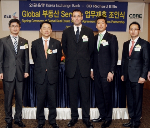 외환은행은 18일 롯데호텔에서 세계적인 부동산 종합서비스회사인 CB Richard Ellis 와 업무제휴 계약을 체결하고 참석자들이 기념촬영을 하고 있다.  (왼쪽부터  이기원 외환은행 사무지원부장, 김수현 외환은행 부행장, 크리스 브룩 CBRE Asia Pacific 컨설팅 대표, 김윤국 CBRE Korea 대표, 김진수 CBRE Korea 이사)