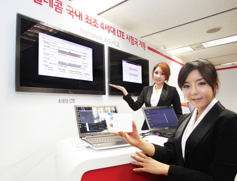SK텔레콤이 19일 분당사옥에서 국내 최초로 4세대(4G) 네트워크 LTE 시연회를 열고, 오는 7월 도입할 LTE기반 서비스 제공을 위한 기술력을 선보였다. 행사 도우미가 4G 