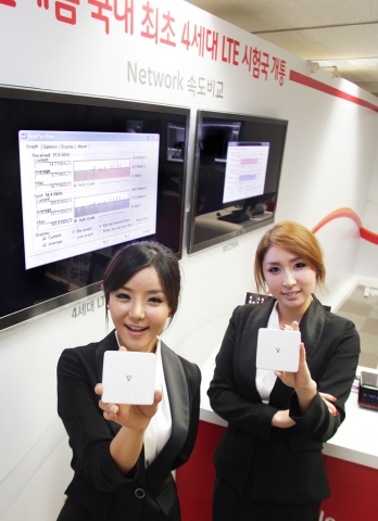 SK텔레콤이 19일 분당사옥에서 국내 최초로 4세대(4G) 네트워크 LTE 시연회를 열고, 오는 7월 도입할 LTE기반 서비스 제공을 위한 기술력을 선보였다. 행사 도우미가 4G 