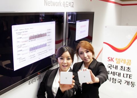 SK텔레콤이 19일 분당사옥에서 국내 최초로 4세대(4G) 네트워크 LTE 시연회를 열고, 오는 7월 도입할 LTE기반 서비스 제공을 위한 기술력을 선보였다. 행사 도우미가 4G 