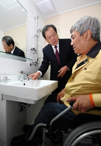 강남구 자곡동에 위치한 더그린홍보관에서 높낮이조절 세면대를 설명하고 있는 LH 이지송 사장