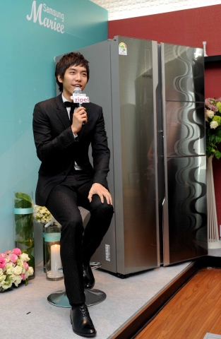 삼성전자가 웨딩 시즌을 맞아 청담동에 위치한 삼성전자 혼수전문점 마리에에서 20명의 예비부부 커플들과 함께 하는 '승기의 결혼 축가 공개 쇼케이스'를 개최했다.