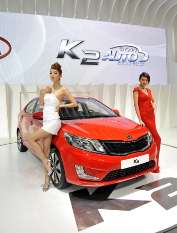 기아자동차가 19일(현지시간) 중국 상해 신국제박람센터에서 열린 ‘2011 상하이모터쇼(2011 Auto Shanghai)’에서 중국 전략형 중소형 프리미엄 세단 ‘K2’를 세계 최초로 공개했다.