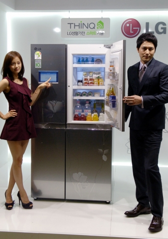 LG전자가 19일 양재동 서초R&D센터에서 이영하 HA사업본부장, 최상규 한국마케팅본부장 등 경영진과 디오스 냉장고 광고모델 정우성, 김태희 등이 참석한 가운데 ‘스마트 가전 신제품 발표회’를 열었다. 사진은 LG전자 디오스 냉장고 모델인 정우성(우측), 김태희씨가 국내에 출시한 850리터 '스마트 냉장고'를 소개하고 있다.