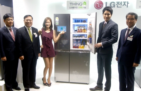 전자가 19일 양재동 서초R&D센터에서 이영하 HA사업본부장, 최상규 한국마케팅본부장 등 경영진과 디오스 냉장고 광고모델 정우성, 김태희 등이 참석한 가운데 ‘스마트 가전 신제품 발표회’를 열었다. 사진은 LG전자 ‘스마트 가전 신제품 발표회’에서 박영일 LG전자 냉장고사업부장 전무(왼쪽부터), 이영하 LG전자 HA사업본부장 사장, 김태희, 정우성, 최상규 LG전자 한국마케팅본부장 전무가 국내에 출시한 850리터 '스마트 냉장고'를 소개하고 있다.