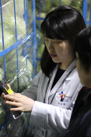 18일 CJ프레시웨이 이천물류센터에서 식품안전센터 연구원이 검품직원과 함께 농산물(배추)의 방사능 오염 여부에 대해 측정하고 있다.
