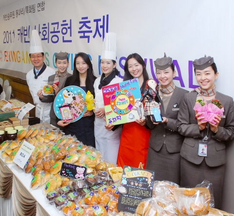 4월 20일 강서구 오쇠동 아시아나타운에서 열린 '2011 캐빈 사회공헌 축제'에서 아시아나 승무원들이 지적장애우 시설인 부천혜림원의 원생들이 직접 만든 빵 등 자선 바자회 물품들을 선보이고 있다.
