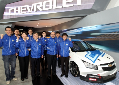 한국지엠은 20일, 쉐보레 레이싱팀 시즌발대식을 갖고 24일 본격 개막하는 2011 티빙 슈퍼레이스 챔피언십에 크루즈 1.8 가솔린터보 레이싱카를 출전시킨다. (사진 앞줄 오른쪽부터 이재우 감독 겸 선수, 판매A/S마케팅 안쿠시 오로라(Ankush Arora) 부사장, 국내영업마케팅본부 김성기 전무, 마케팅커뮤니케이션 이경애 상무, 김진표 선수)