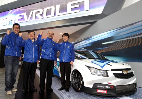 한국지엠은 20일, 쉐보레 레이싱팀 시즌발대식을 갖고 24일 본격 개막하는 2011 티빙 슈퍼레이스 챔피언십에 크루즈 1.8 가솔린터보 레이싱카를 출전시킨다. (사진 앞줄 오른쪽부터 이재우 감독 겸 선수, 판매A/S마케팅 안쿠시 오로라(Ankush Arora) 부사장, 국내영업마케팅본부 김성기 전무, 김진표 선수)